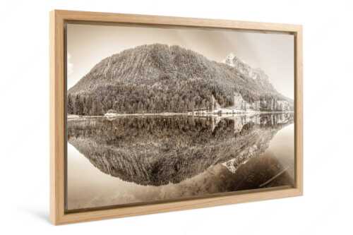 Herbstlicher Ferchensee mit erstem Schnee mit Blick zum Gamsanger und den Wettersteinspitzen - Harmonie der Elemente - Foto im Schattenfugen-Rahmen - Ferchensee mit Wetterstein - weitere Infos unter https://www.kriner-weiermann.de