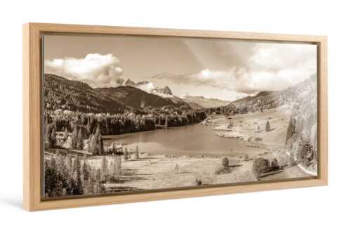 Blick über den Geroldsee zum Zugspitzmassiv mit Alpspitze, Zugspitze und Waxenstein - Heimatsee - Foto im Schattenfugen-Rahmen, Seitenverhältnis 2:1 - Geroldsee mit Wetterstein - weitere Infos unter https://www.kriner-weiermann.de