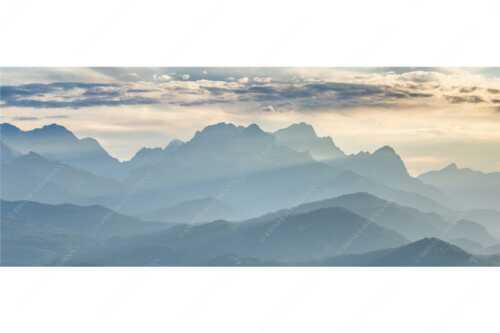Traumhafte Abendstimmung in den unzähligen Gipfeln des Wetterstein- und Zugspitzmassivs - Heimatsilhouetten - Seitenverhältnis 2,5:1 - Abendlicht am Zugspitzmassiv - weitere Infos unter https://www.kriner-weiermann.de