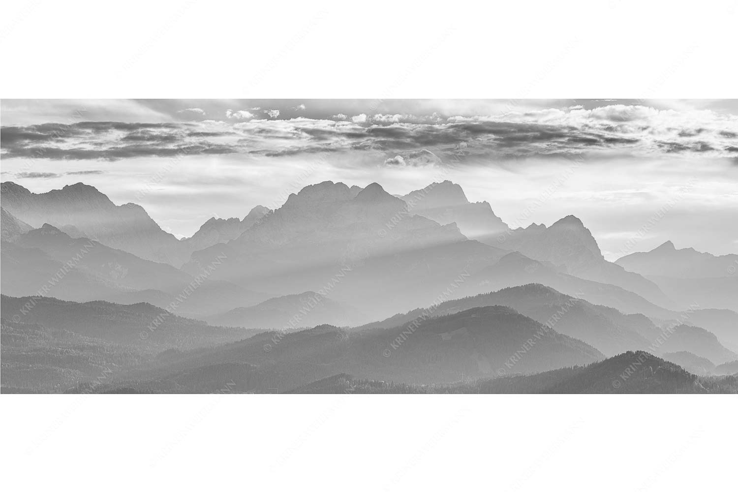 Heimatsilhouetten – Seitenverhältnis 2,5:1 — Abendlicht am Zugspitzmassiv Traumhafte Abendstimmung in den unzähligen Gipfeln des Wetterstein- und Zugspitzmassivs