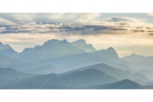 Traumhafte Abendstimmung in den unzähligen Gipfeln des Wetterstein- und Zugspitzmassivs - Heimatsilhouetten - Seitenverhältnis 2:1 - Abendlicht am Zugspitzmassiv - weitere Infos unter https://www.kriner-weiermann.de