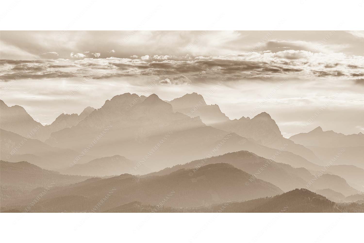 Heimatsilhouetten – Seitenverhältnis 2:1 — Abendlicht am Zugspitzmassiv Traumhafte Abendstimmung in den unzähligen Gipfeln des Wetterstein- und Zugspitzmassivs