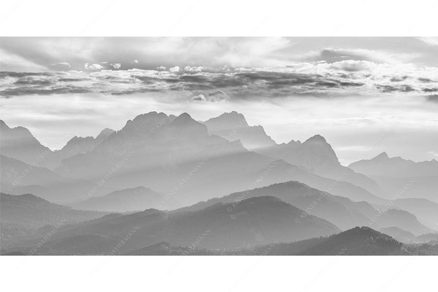 Heimatsilhouetten – Seitenverhältnis 2:1 — Abendlicht am Zugspitzmassiv Traumhafte Abendstimmung in den unzähligen Gipfeln des Wetterstein- und Zugspitzmassivs