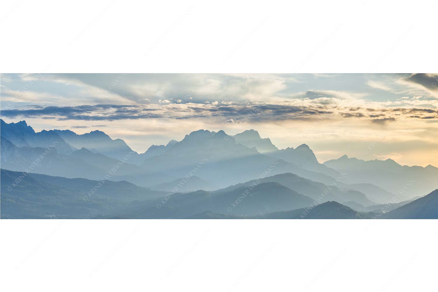 Traumhafte Abendstimmung in den unzähligen Gipfeln des Wetterstein- und Zugspitzmassivs