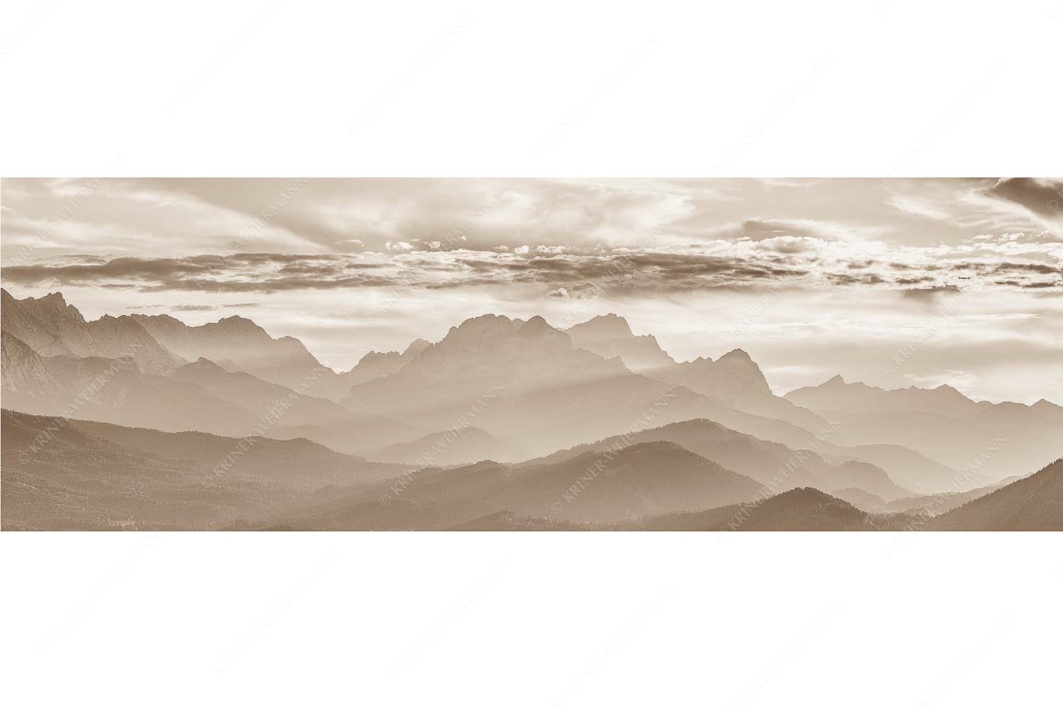 Traumhafte Abendstimmung in den unzähligen Gipfeln des Wetterstein- und Zugspitzmassivs