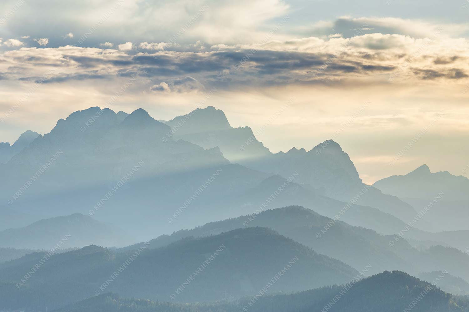 Heimatsilhouetten – Seitenverhältnis 3:2 — Abendlicht am Zugspitzmassiv Traumhafte Abendstimmung in den unzähligen Gipfeln des Wetterstein- und Zugspitzmassivs