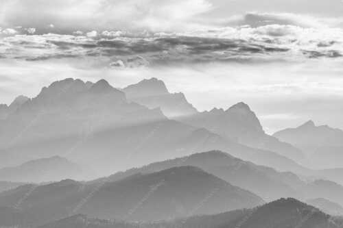 Traumhafte Abendstimmung in den unzähligen Gipfeln des Wetterstein- und Zugspitzmassivs - Heimatsilhouetten - Seitenverhältnis 3:2 - Abendlicht am Zugspitzmassiv - weitere Infos unter https://www.kriner-weiermann.de