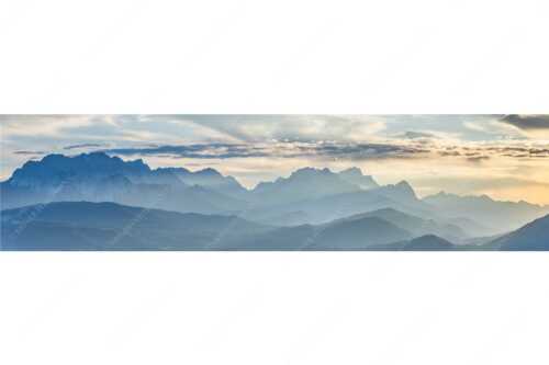Traumhafte Abendstimmung in den unzähligen Gipfeln des Wetterstein- und Zugspitzmassivs - Heimatsilhouetten - Seitenverhältnis 4:1 - Abendlicht am Zugspitzmassiv - weitere Infos unter https://www.kriner-weiermann.de