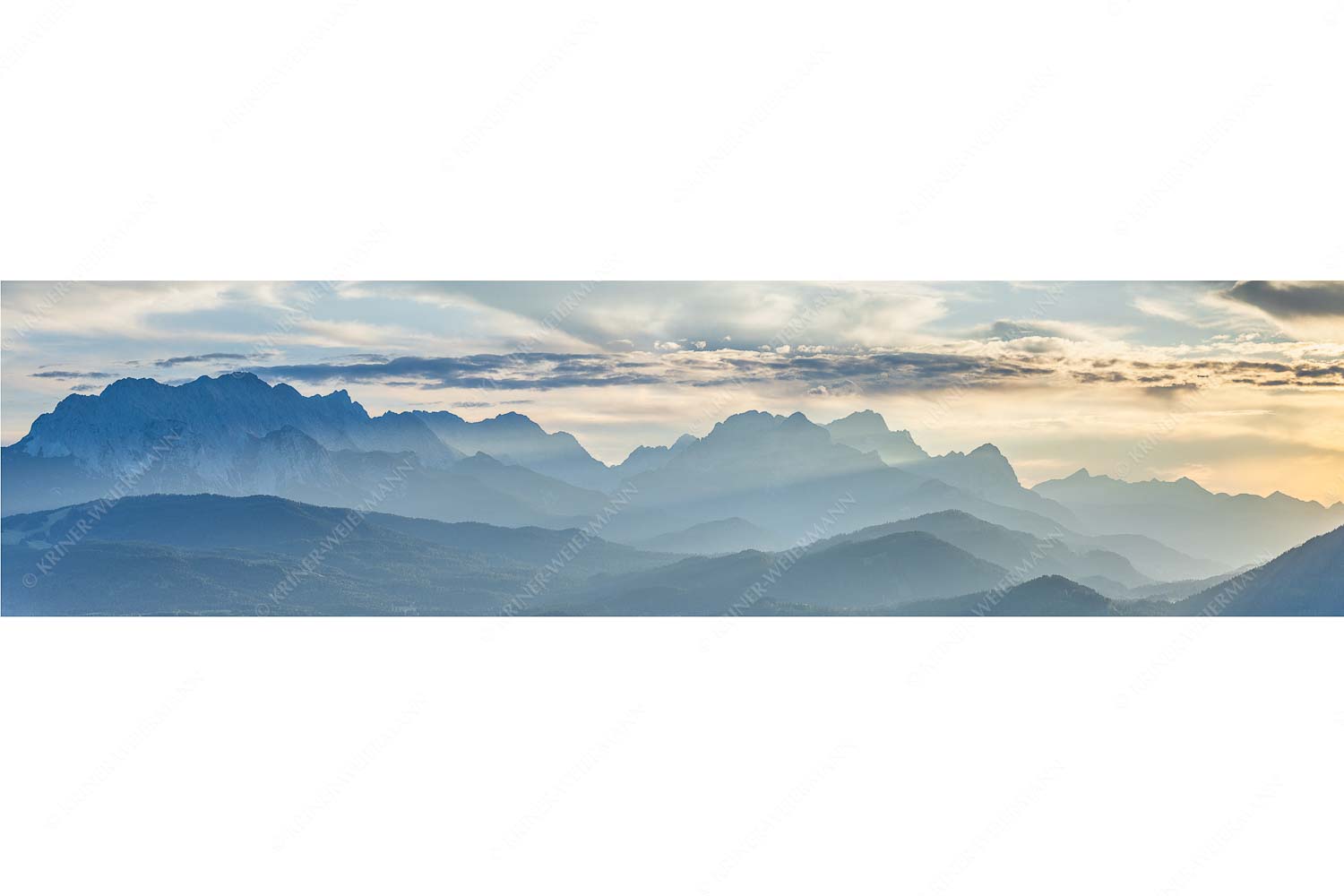 Heimatsilhouetten – Seitenverhältnis 4:1 — Abendlicht am Zugspitzmassiv Traumhafte Abendstimmung in den unzähligen Gipfeln des Wetterstein- und Zugspitzmassivs