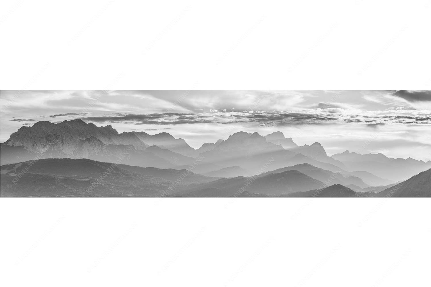 Heimatsilhouetten – Seitenverhältnis 4:1 — Abendlicht am Zugspitzmassiv Traumhafte Abendstimmung in den unzähligen Gipfeln des Wetterstein- und Zugspitzmassivs