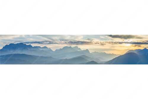Traumhafte Abendstimmung in den unzähligen Gipfeln des Wetterstein- und Zugspitzmassivs - Heimatsilhouetten - Seitenverhältnis 5:1 - Abendlicht am Zugspitzmassiv - weitere Infos unter https://www.kriner-weiermann.de