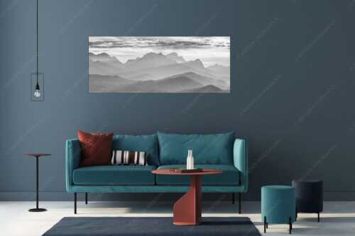 Traumhafte Abendstimmung in den unzähligen Gipfeln des Wetterstein- und Zugspitzmassivs - Heimatsilhouetten - Größe ca. 175x70cm, Seitenverhältnis 2,5: - Abendlicht am Zugspitzmassiv - weitere Infos unter https://www.kriner-weiermann.de