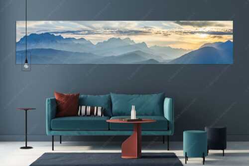 Traumhafte Abendstimmung in den unzähligen Gipfeln des Wetterstein- und Zugspitzmassivs - Heimatsilhouetten - Größe ca. 350x70cm, Seitenverhältnis 5:1 - Abendlicht am Zugspitzmassiv - weitere Infos unter https://www.kriner-weiermann.de