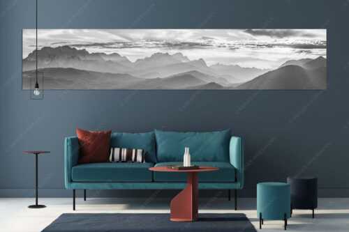 Traumhafte Abendstimmung in den unzähligen Gipfeln des Wetterstein- und Zugspitzmassivs - Heimatsilhouetten - Größe ca. 350x70cm, Seitenverhältnis 5:1 - Abendlicht am Zugspitzmassiv - weitere Infos unter https://www.kriner-weiermann.de