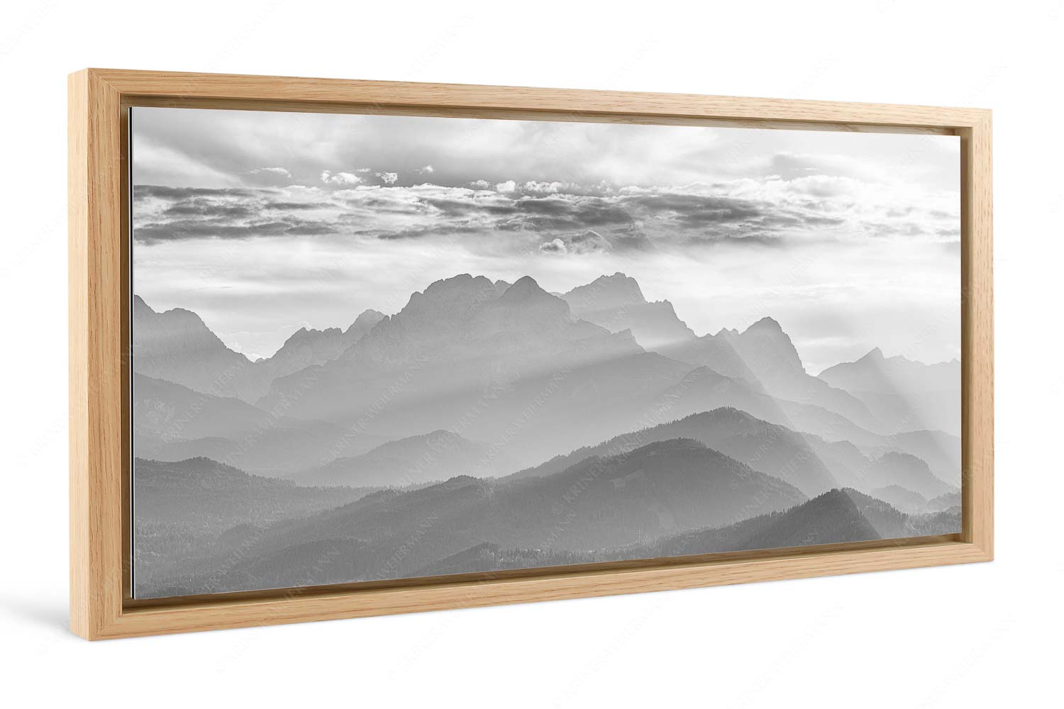 Heimatsilhouetten – Foto im Schattenfugen-Rahmen — Abendlicht am Zugspitzmassiv Traumhafte Abendstimmung in den unzähligen Gipfeln des Wetterstein- und Zugspitzmassivs - Heimatsilhouetten - Foto im Schattenfugen-Rahmen - Abendlicht am Zugspitzmassiv - weitere Infos unter https://www.kriner-weiermann.de