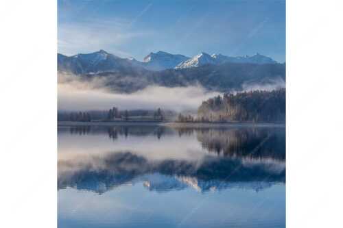 Wie verzaubert liegt die Halbinsel Zwergern im Walchensee mit Soiernblick - Heimatsymphonie - Seitenverhältnis 1:1 - Walchensee mit Soierngebirge - weitere Infos unter https://www.kriner-weiermann.de