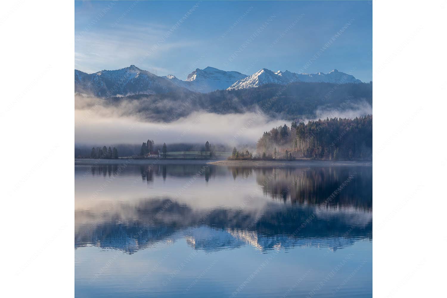 Heimatsymphonie – Seitenverhältnis 1:1 — Walchensee mit Soierngebirge Wie verzaubert liegt die Halbinsel Zwergern im Walchensee mit Soiernblick