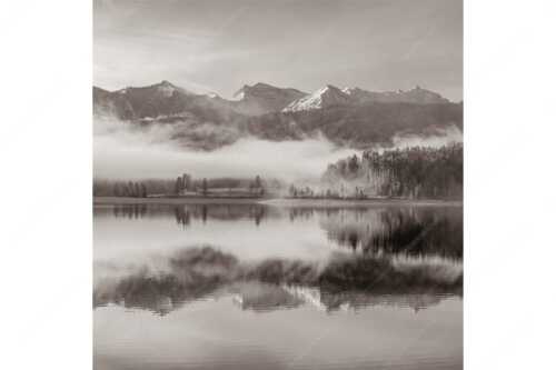 Wie verzaubert liegt die Halbinsel Zwergern im Walchensee mit Soiernblick - Heimatsymphonie - Seitenverhältnis 1:1 - Walchensee mit Soierngebirge - weitere Infos unter https://www.kriner-weiermann.de