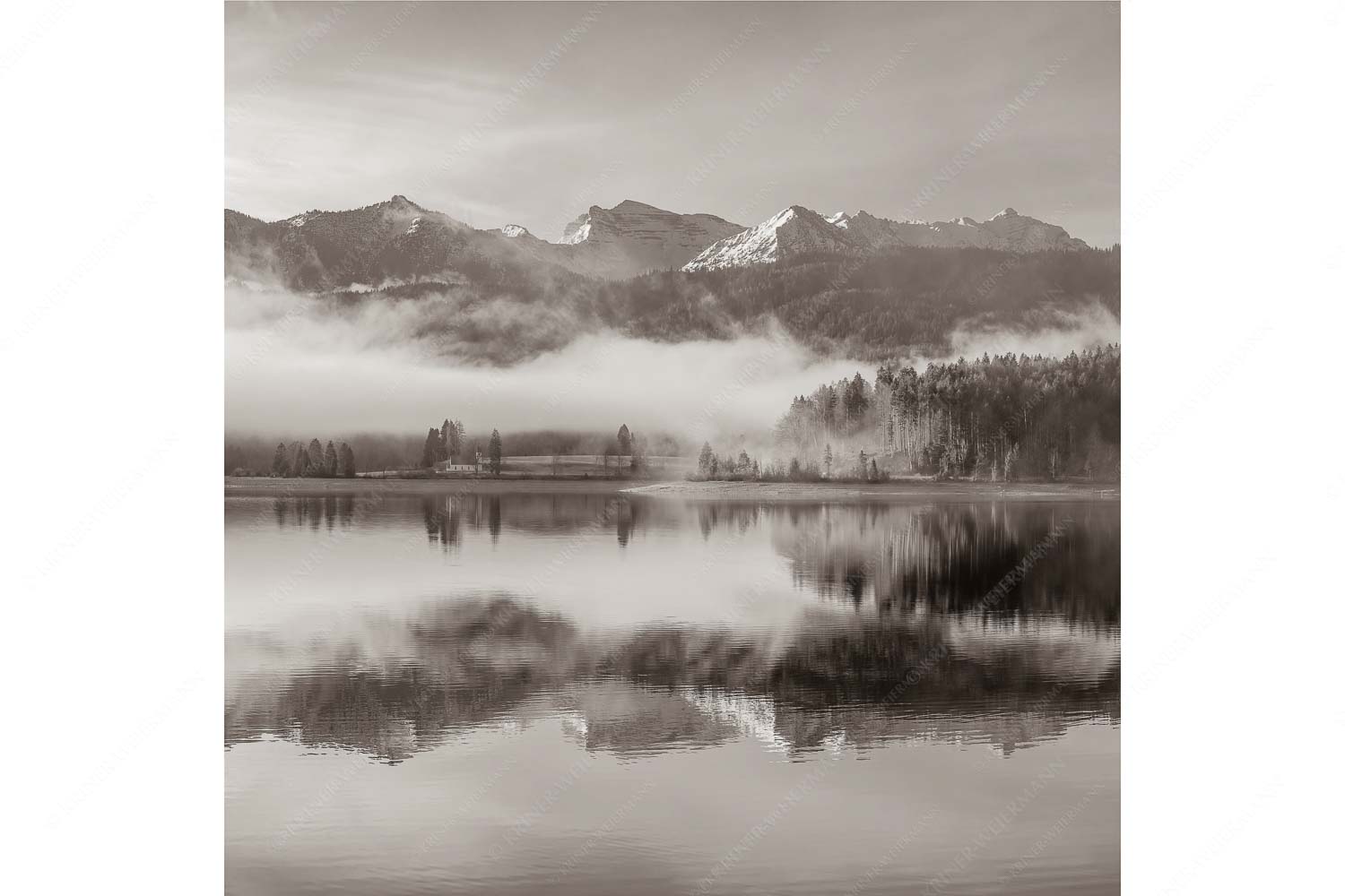 Heimatsymphonie – Seitenverhältnis 1:1 — Walchensee mit Soierngebirge Wie verzaubert liegt die Halbinsel Zwergern im Walchensee mit Soiernblick