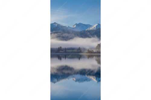 Wie verzaubert liegt die Halbinsel Zwergern im Walchensee mit Soiernblick - Heimatsymphonie - Seitenverhältnis 1:2 - Walchensee mit Soierngebirge - weitere Infos unter https://www.kriner-weiermann.de