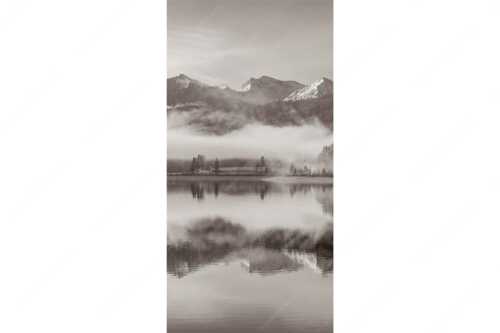 Wie verzaubert liegt die Halbinsel Zwergern im Walchensee mit Soiernblick - Heimatsymphonie - Seitenverhältnis 1:2 - Walchensee mit Soierngebirge - weitere Infos unter https://www.kriner-weiermann.de