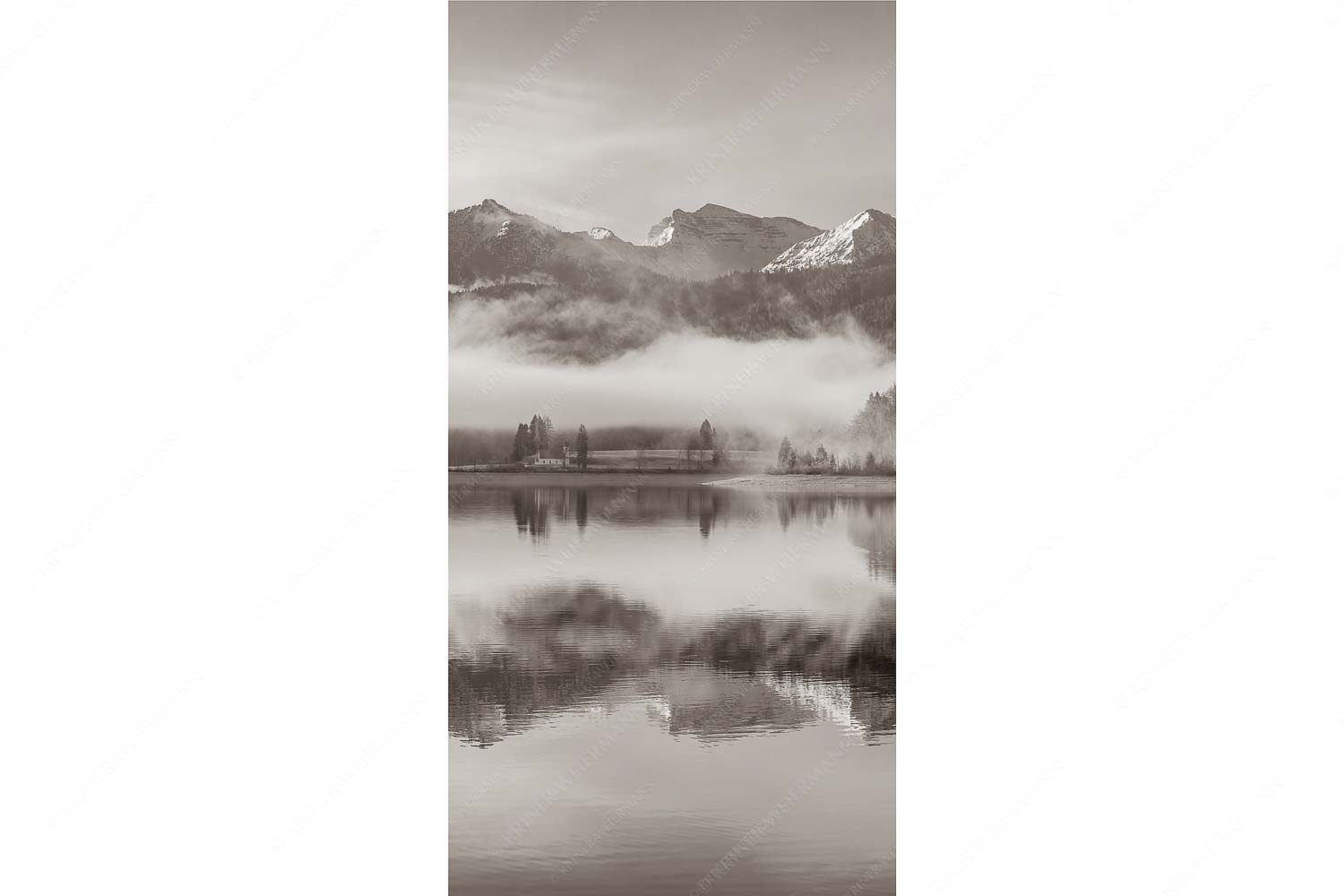Heimatsymphonie – Seitenverhältnis 1:2 — Walchensee mit Soierngebirge Wie verzaubert liegt die Halbinsel Zwergern im Walchensee mit Soiernblick
