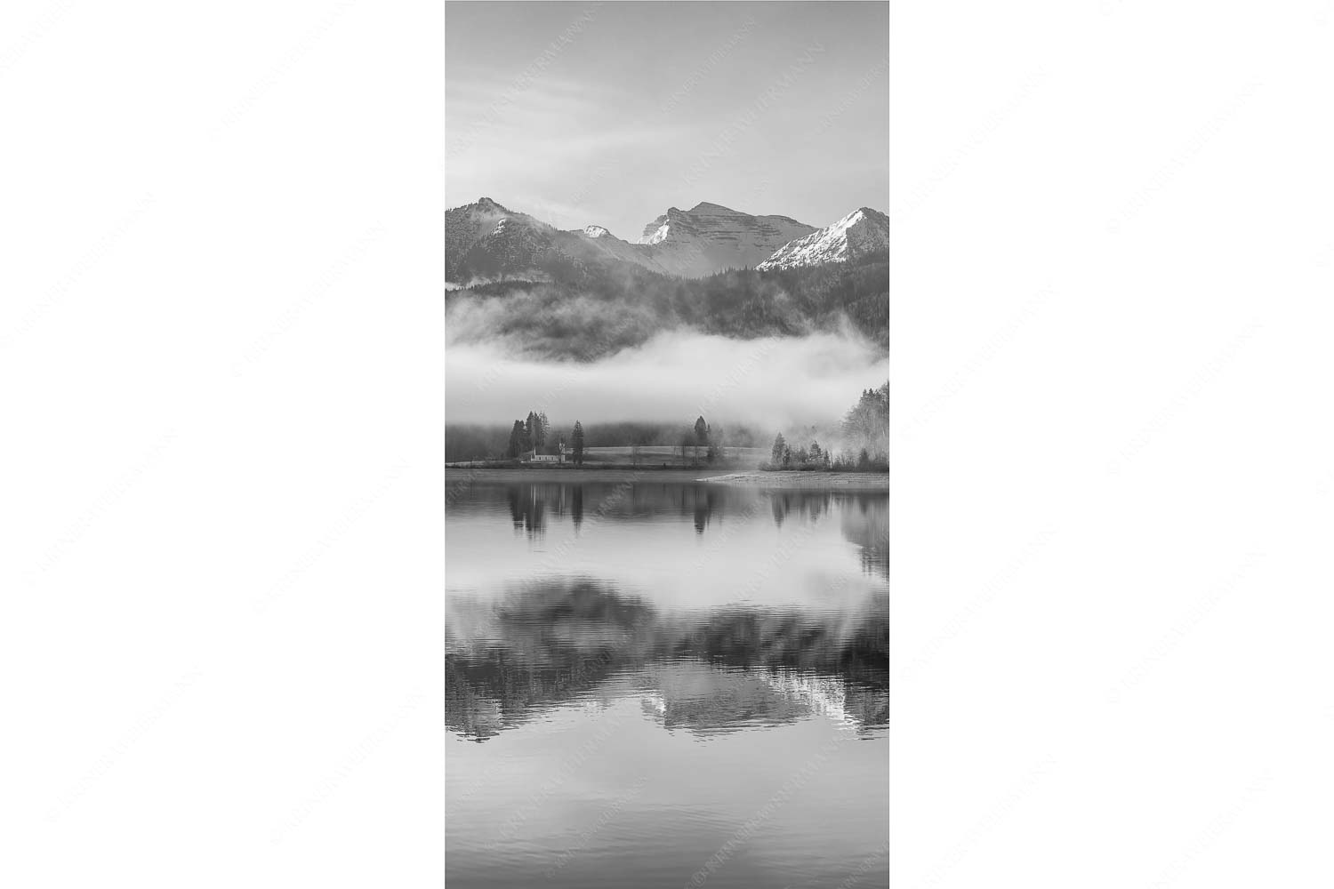 Wie verzaubert liegt die Halbinsel Zwergern im Walchensee mit Soiernblick