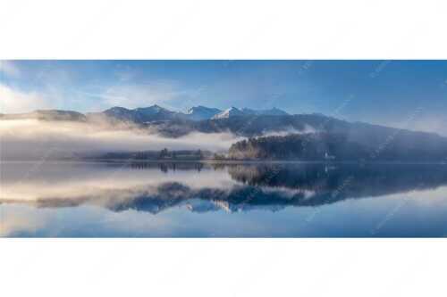 Wie verzaubert liegt die Halbinsel Zwergern im Walchensee mit Soiernblick - Heimatsymphonie - Seitenverhältnis 2,5:1 - Walchensee mit Soierngebirge - weitere Infos unter https://www.kriner-weiermann.de