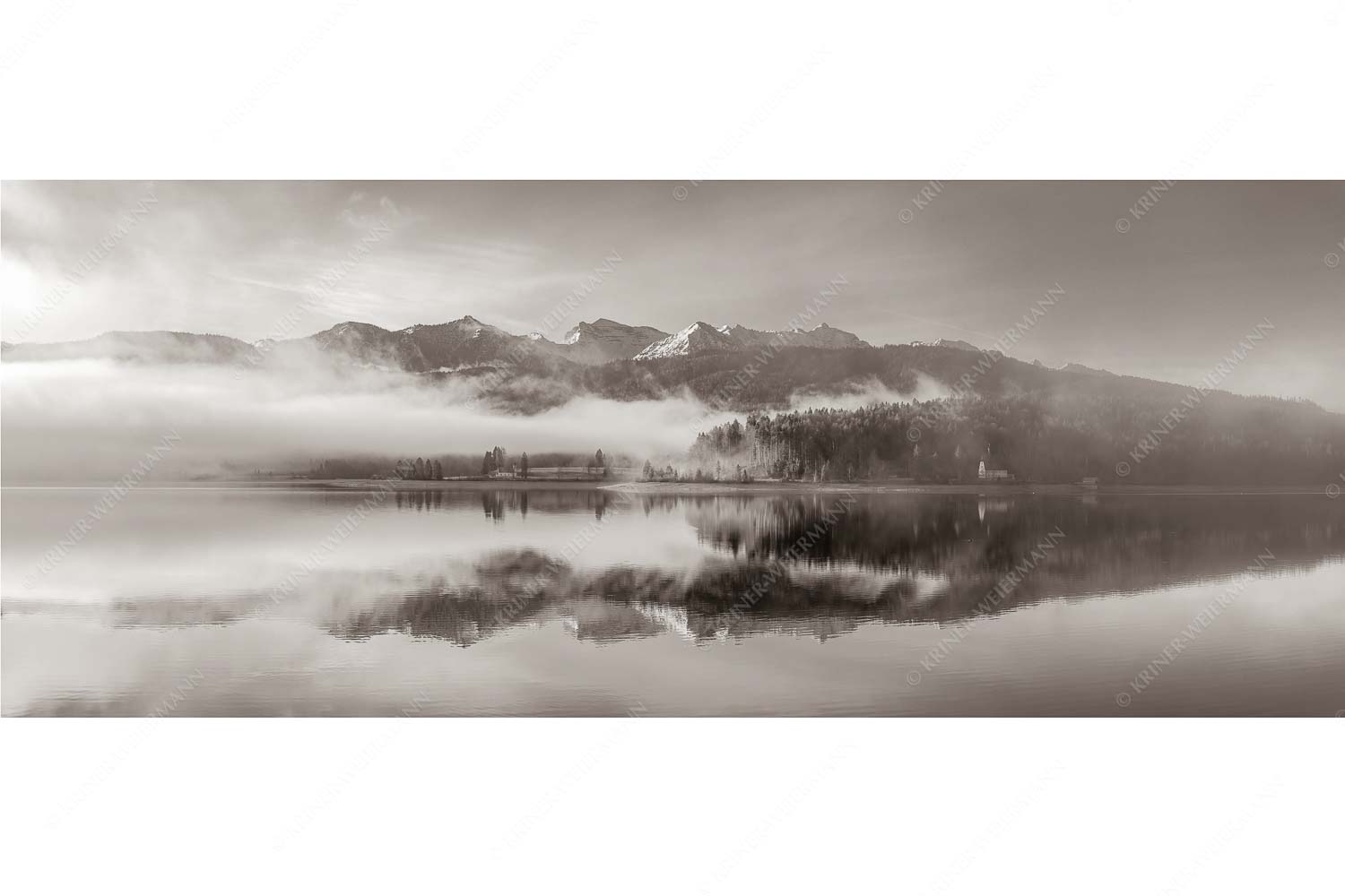 Heimatsymphonie – Seitenverhältnis 2,5:1 — Walchensee mit Soierngebirge Wie verzaubert liegt die Halbinsel Zwergern im Walchensee mit Soiernblick
