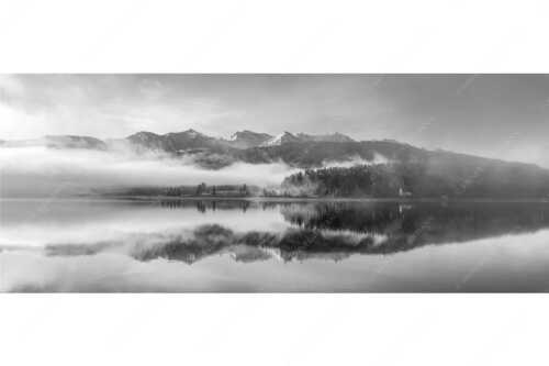 Wie verzaubert liegt die Halbinsel Zwergern im Walchensee mit Soiernblick - Heimatsymphonie - Seitenverhältnis 2,5:1 - Walchensee mit Soierngebirge - weitere Infos unter https://www.kriner-weiermann.de