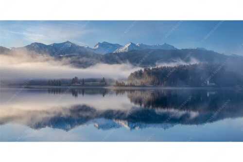 Wie verzaubert liegt die Halbinsel Zwergern im Walchensee mit Soiernblick - Heimatsymphonie - Seitenverhältnis 2:1 - Walchensee mit Soierngebirge - weitere Infos unter https://www.kriner-weiermann.de