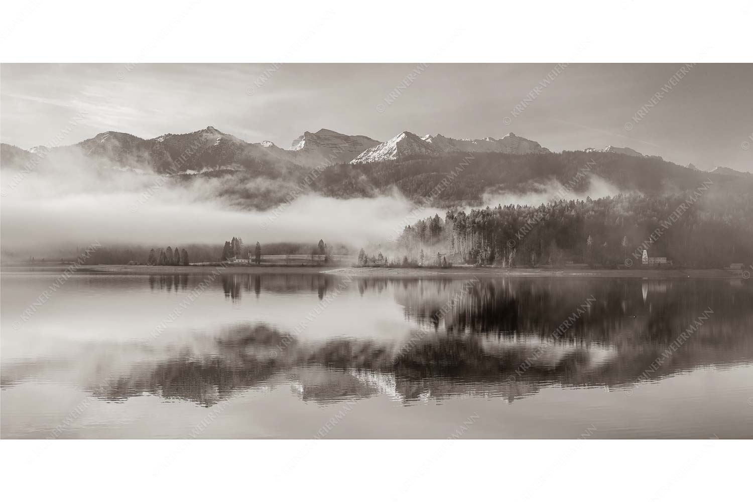 Heimatsymphonie – Seitenverhältnis 2:1 — Walchensee mit Soierngebirge Wie verzaubert liegt die Halbinsel Zwergern im Walchensee mit Soiernblick