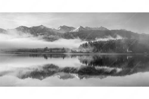Wie verzaubert liegt die Halbinsel Zwergern im Walchensee mit Soiernblick - Heimatsymphonie - Seitenverhältnis 2:1 - Walchensee mit Soierngebirge - weitere Infos unter https://www.kriner-weiermann.de