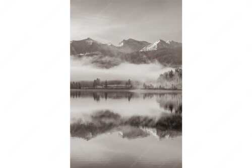 Wie verzaubert liegt die Halbinsel Zwergern im Walchensee mit Soiernblick - Heimatsymphonie - Seitenverhältnis 2:3 - Walchensee mit Soierngebirge - weitere Infos unter https://www.kriner-weiermann.de