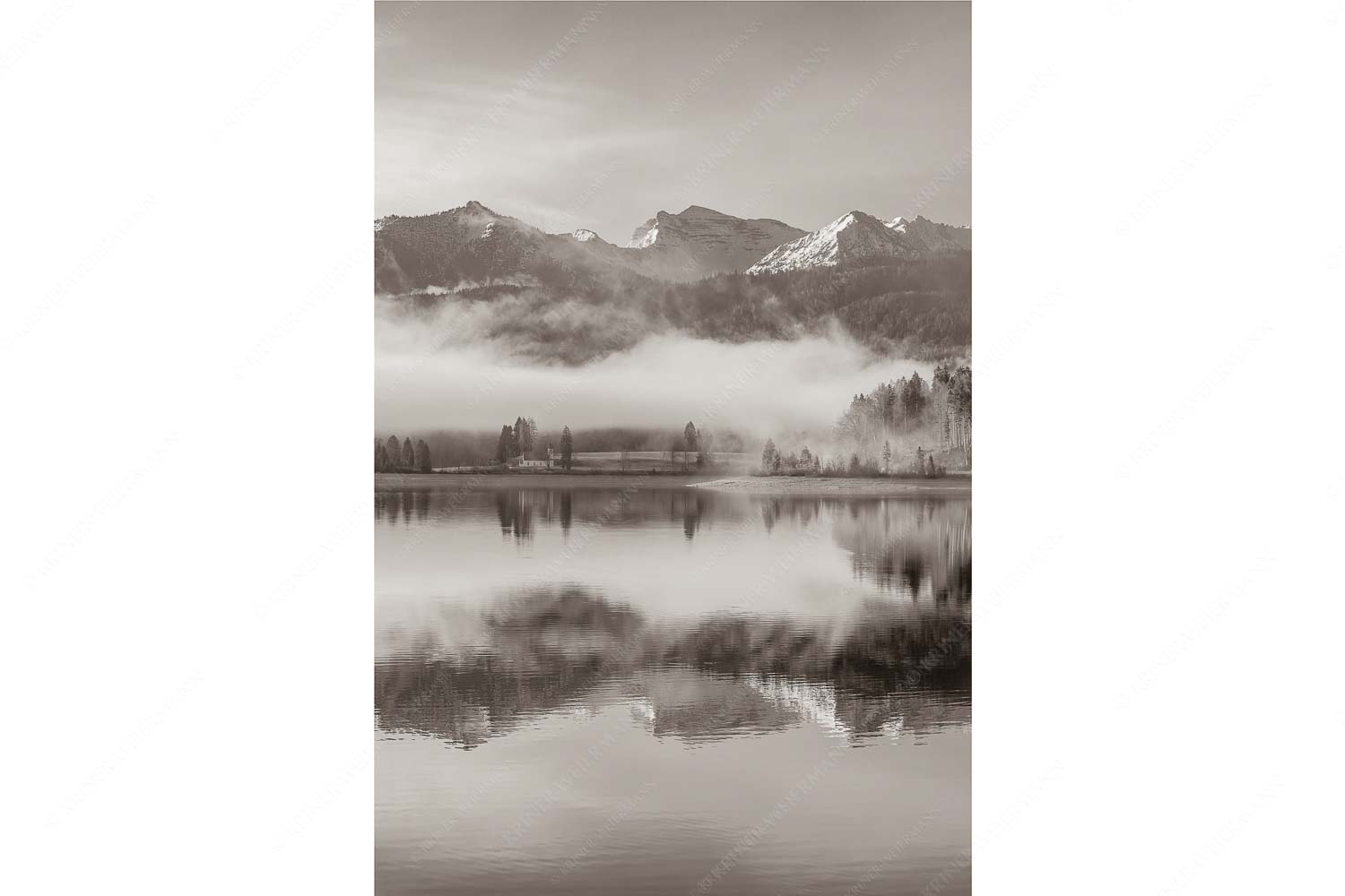 Heimatsymphonie – Seitenverhältnis 2:3 — Walchensee mit Soierngebirge Wie verzaubert liegt die Halbinsel Zwergern im Walchensee mit Soiernblick