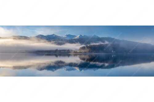 Wie verzaubert liegt die Halbinsel Zwergern im Walchensee mit Soiernblick - Heimatsymphonie - Seitenverhältnis 3:1 - Walchensee mit Soierngebirge - weitere Infos unter https://www.kriner-weiermann.de
