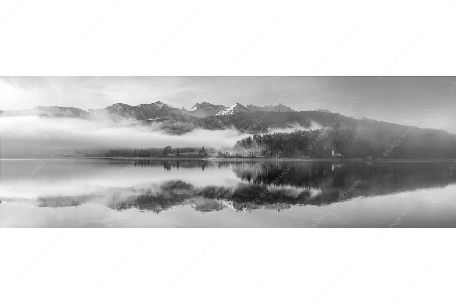 Wie verzaubert liegt die Halbinsel Zwergern im Walchensee mit Soiernblick - Heimatsymphonie - Seitenverhältnis 3:1 - Walchensee mit Soierngebirge - weitere Infos unter https://www.kriner-weiermann.de
