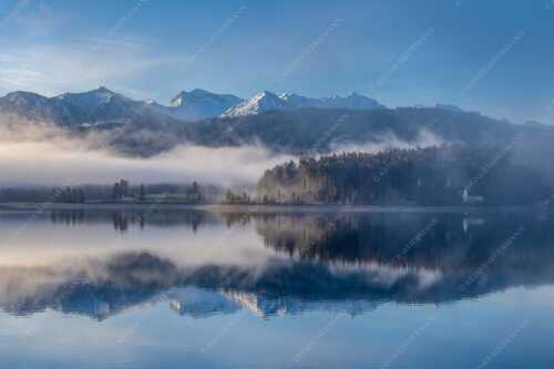 Wie verzaubert liegt die Halbinsel Zwergern im Walchensee mit Soiernblick - Heimatsymphonie - Seitenverhältnis 3:2 - Walchensee mit Soierngebirge - weitere Infos unter https://www.kriner-weiermann.de