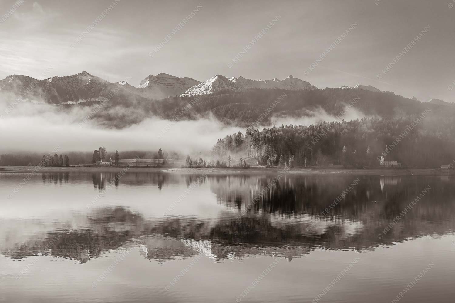 Heimatsymphonie – Seitenverhältnis 3:2 — Walchensee mit Soierngebirge Wie verzaubert liegt die Halbinsel Zwergern im Walchensee mit Soiernblick