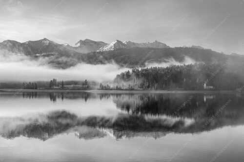 Wie verzaubert liegt die Halbinsel Zwergern im Walchensee mit Soiernblick - Heimatsymphonie - Seitenverhältnis 3:2 - Walchensee mit Soierngebirge - weitere Infos unter https://www.kriner-weiermann.de