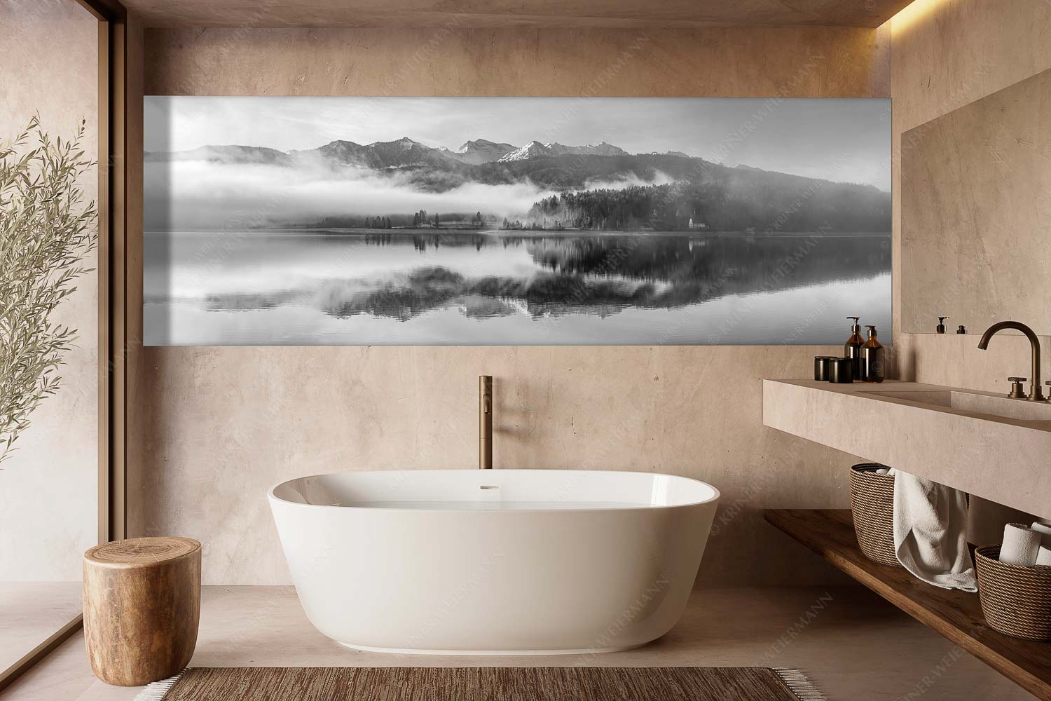 Wie verzaubert liegt die Halbinsel Zwergern im Walchensee mit Soiernblick - Heimatsymphonie - Größe ca. 300x100cm, Seitenverhältnis 3:1 - Walchensee mit Soierngebirge - weitere Infos unter https://www.kriner-weiermann.de