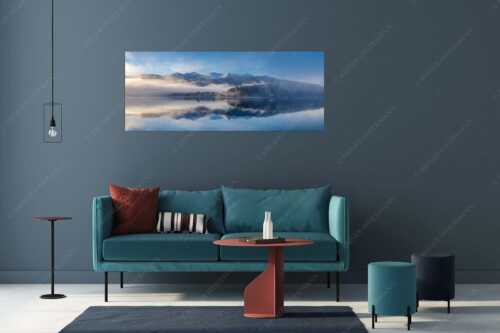 Wie verzaubert liegt die Halbinsel Zwergern im Walchensee mit Soiernblick - Heimatsymphonie - Größe ca. 175x70cm, Seitenverhältnis 2,5:1 - Walchensee mit Soierngebirge - weitere Infos unter https://www.kriner-weiermann.de