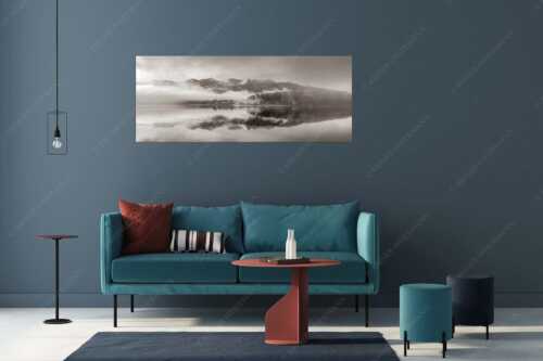 Wie verzaubert liegt die Halbinsel Zwergern im Walchensee mit Soiernblick - Heimatsymphonie - Größe ca. 175x70cm, Seitenverhältnis 2,5:1 - Walchensee mit Soierngebirge - weitere Infos unter https://www.kriner-weiermann.de