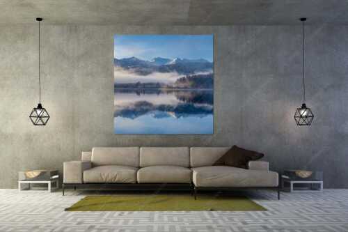 Wie verzaubert liegt die Halbinsel Zwergern im Walchensee mit Soiernblick - Heimatsymphonie - Größe ca. 160x160cm, Seitenverhältnis 1:1 - Walchensee mit Soierngebirge - weitere Infos unter https://www.kriner-weiermann.de