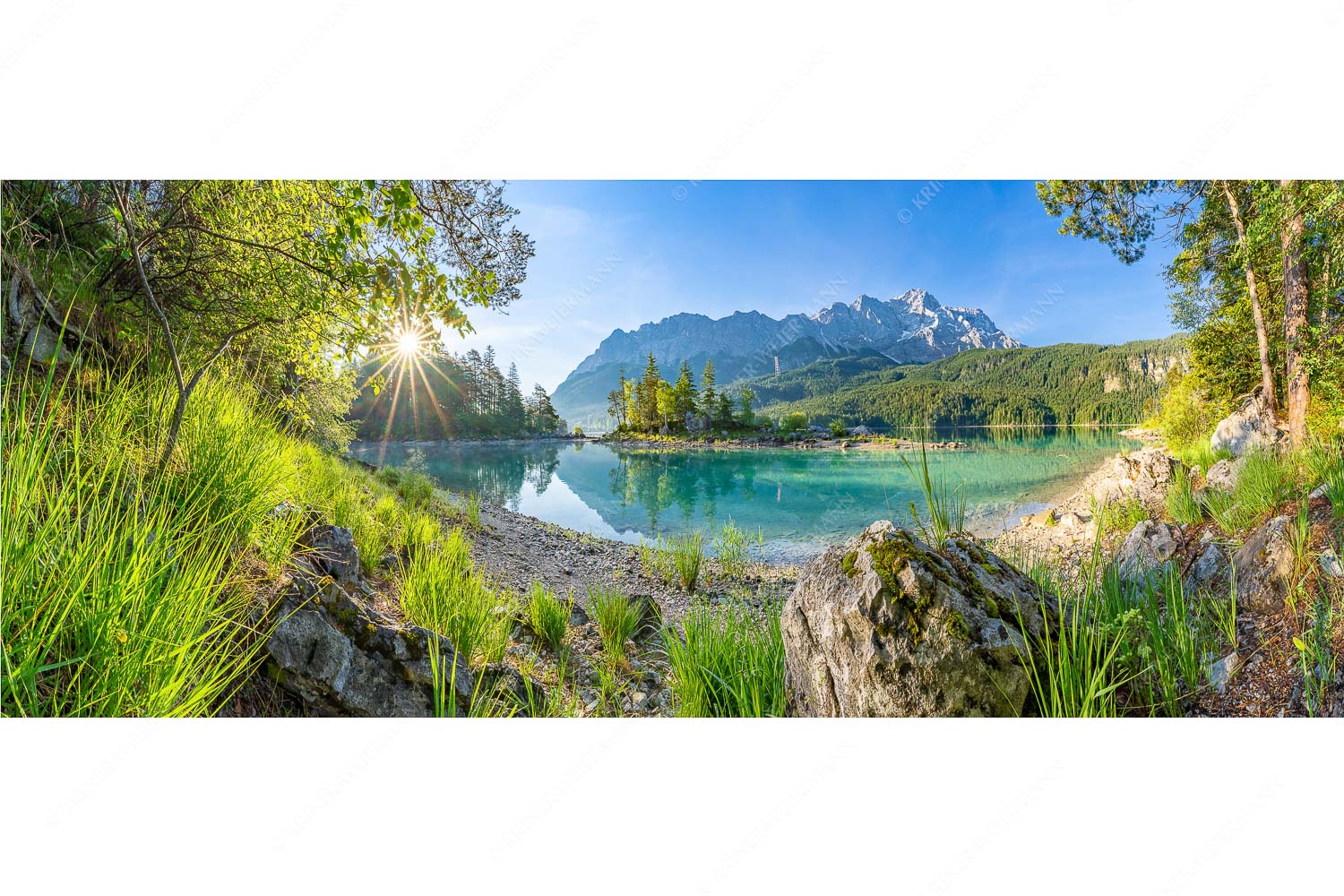 Heimliche Bucht – Seitenverhältnis 2,5:1 — Sonnenaufgang am Eibsee mit Zugspitze Blick über Eibsee zur Zugspitze im Wettersteingebirge
