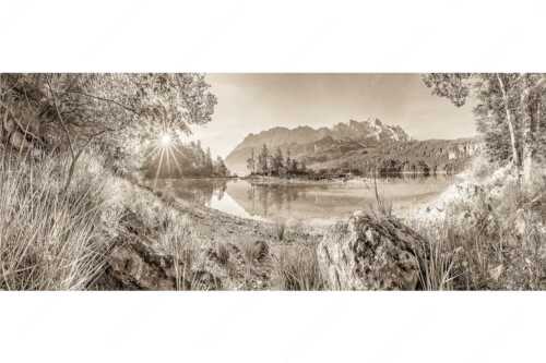 Blick über Eibsee zur Zugspitze im Wettersteingebirge - Heimliche Bucht - Seitenverhältnis 2,5:1 - Sonnenaufgang am Eibsee mit Zugspitze - weitere Infos unter https://www.kriner-weiermann.de