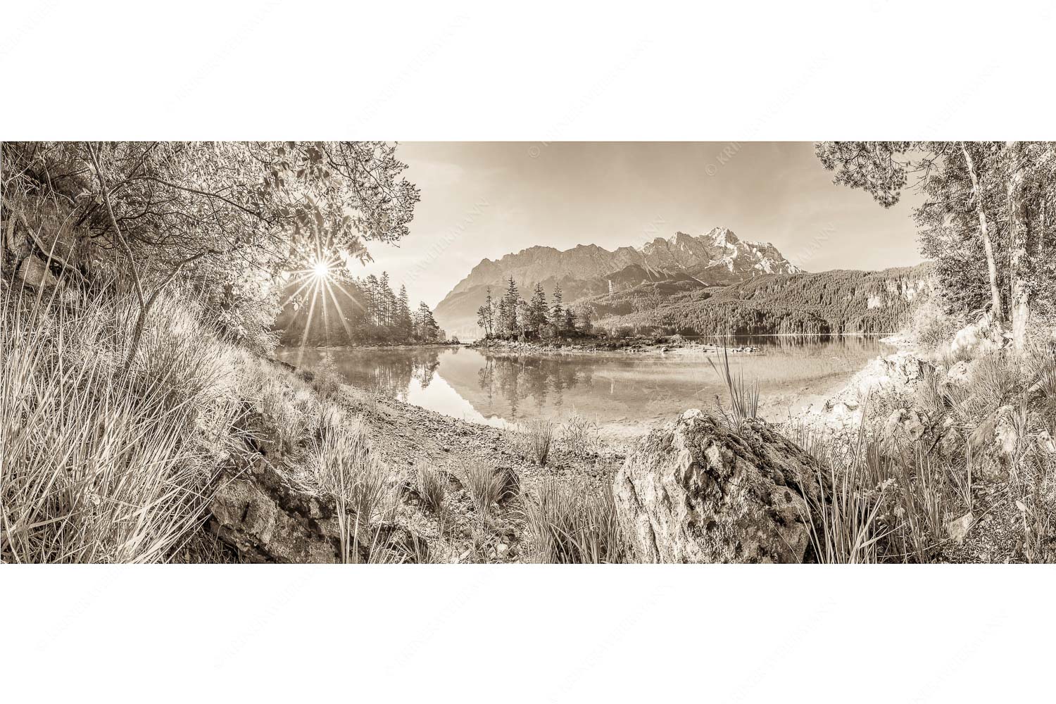 Heimliche Bucht – Seitenverhältnis 2,5:1 — Sonnenaufgang am Eibsee mit Zugspitze Blick über Eibsee zur Zugspitze im Wettersteingebirge