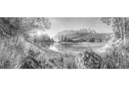 Blick über Eibsee zur Zugspitze im Wettersteingebirge - Heimliche Bucht - Seitenverhältnis 2,5:1 - Sonnenaufgang am Eibsee mit Zugspitze - weitere Infos unter https://www.kriner-weiermann.de