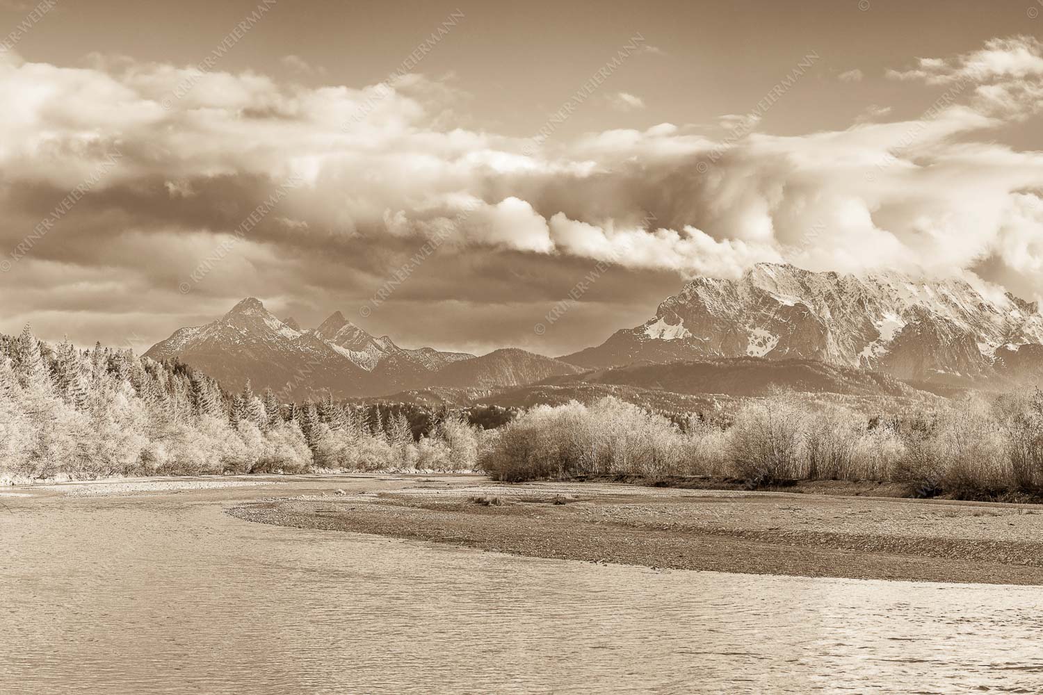 Blick über die Isar bei Wallgau zum Wettersteingebirge und den Arnspitzen - Heimliches Wahrzeichen III - Seitenverhältnis 3:2 - Isar mit Arnspitzen - weitere Infos unter https://www.kriner-weiermann.de