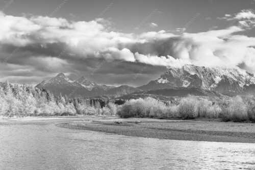 Blick über die Isar bei Wallgau zum Wettersteingebirge und den Arnspitzen - Heimliches Wahrzeichen III - Seitenverhältnis 3:2 - Isar mit Arnspitzen - weitere Infos unter https://www.kriner-weiermann.de